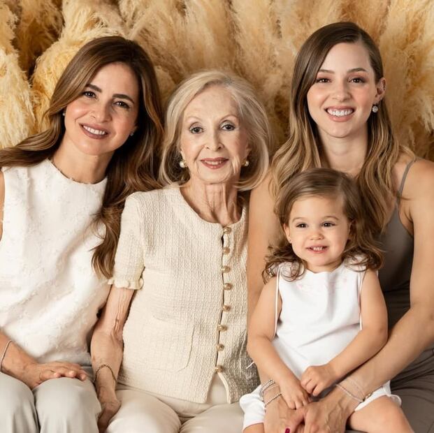 Mariana Rodríguez con su mamá, su abuelita y su hija / Foto: Instagram