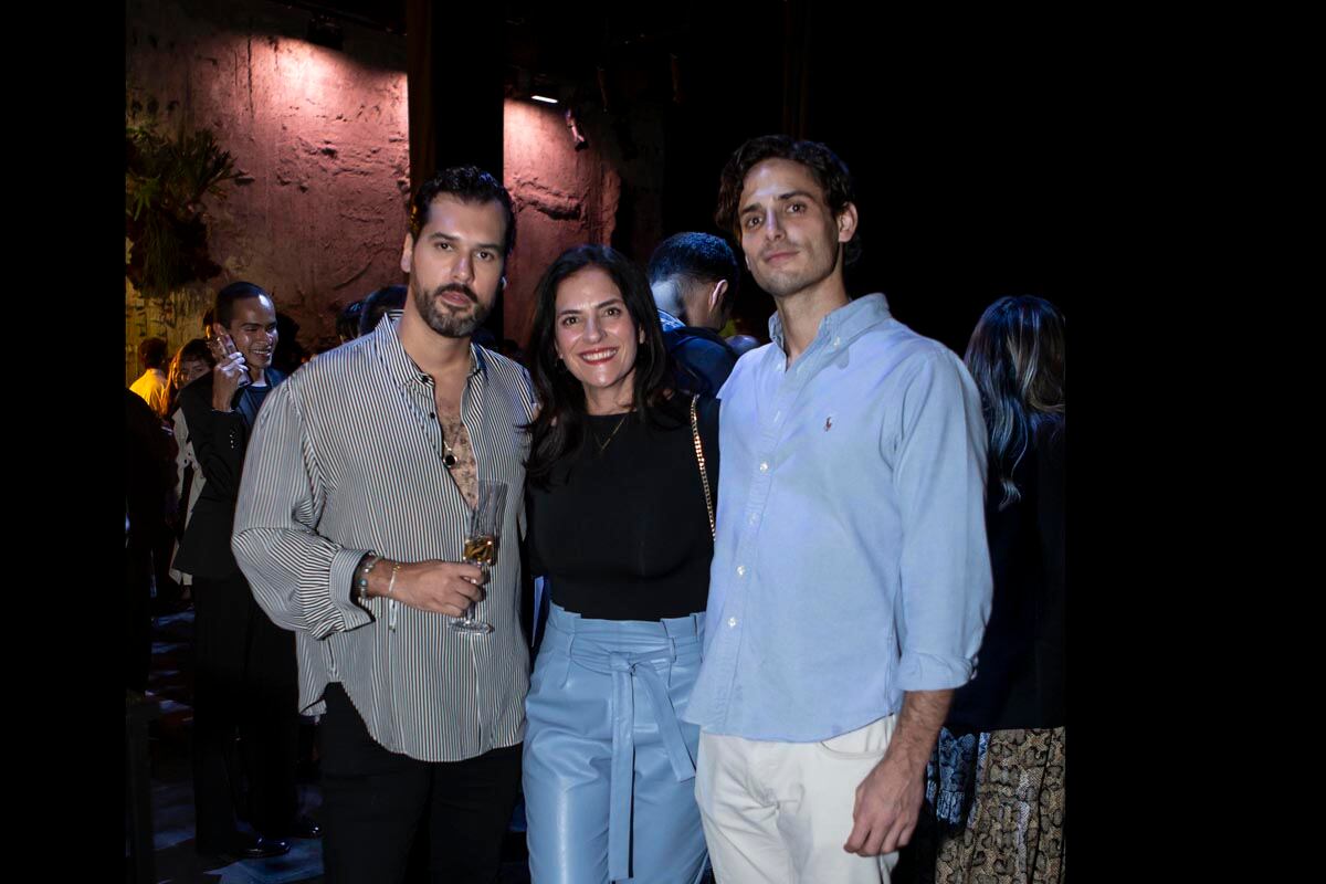 Héctor Gaytá con Adriana y Luis Fer Azuara. (Foto: Esteban Torreblanca para VIP)