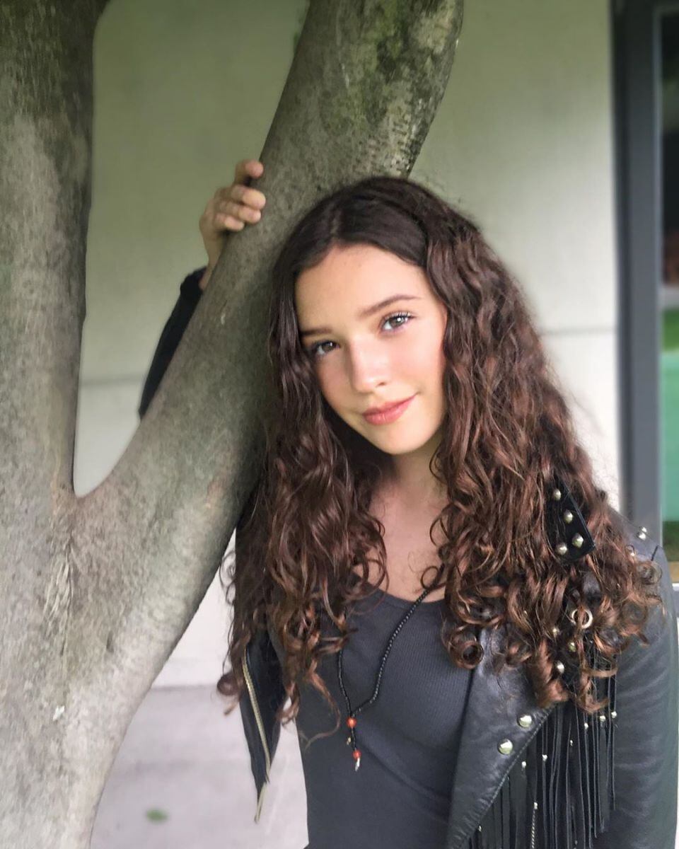 Mía, hija de Andrea Legarreta, sorprende en la web por su talento musical 