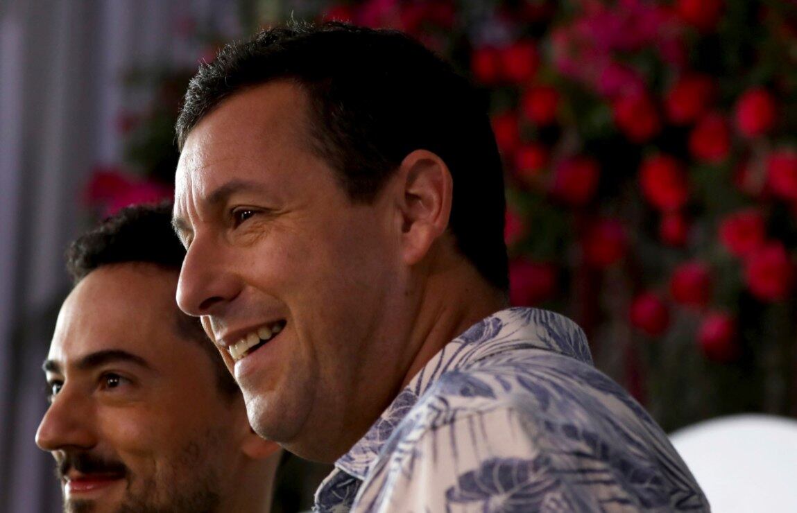 Adam Sandler es rechazado por mesera y el video en TikTok se hace viral