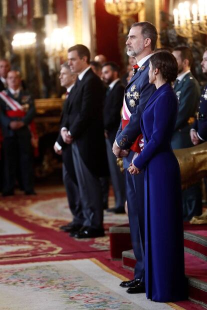 La reina Letizia de España impacta con un elegante maxi blazer en la pascua militar 