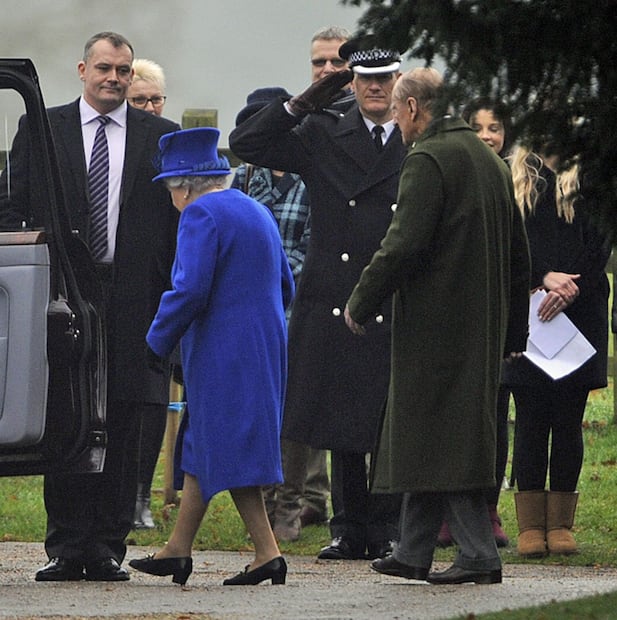 La reina Isabel II reaparece tras 19 días enferma 