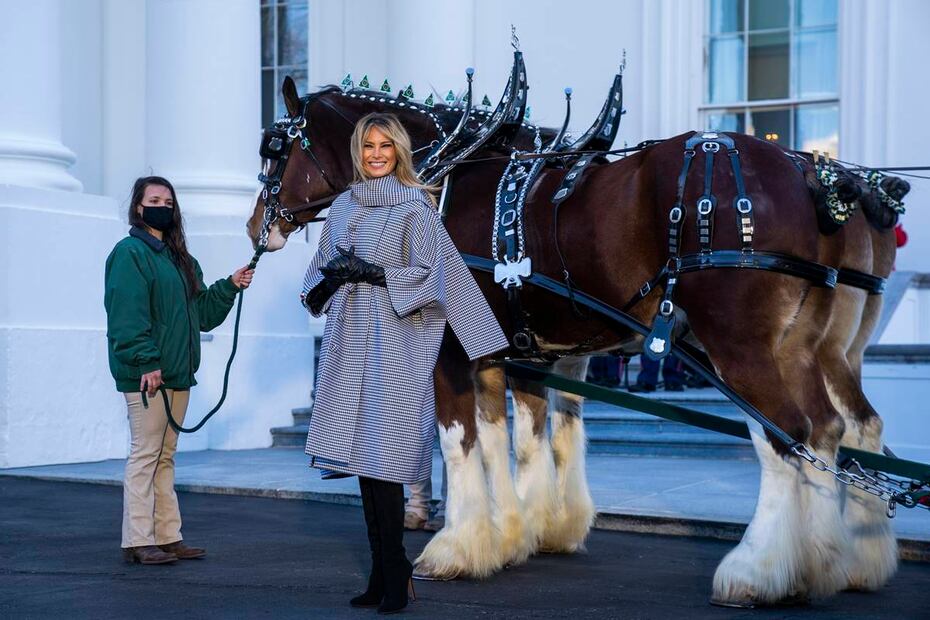 Melania Trump recibe por última vez el árbol de Navidad en la Casa Blanca