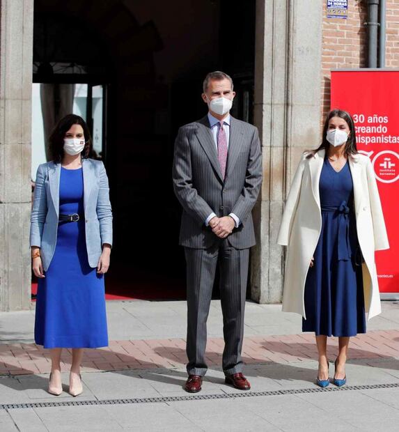 El rey Felipe sorprendido por el excesivo gesto de cariño de Isabel Díaz Ayuso 