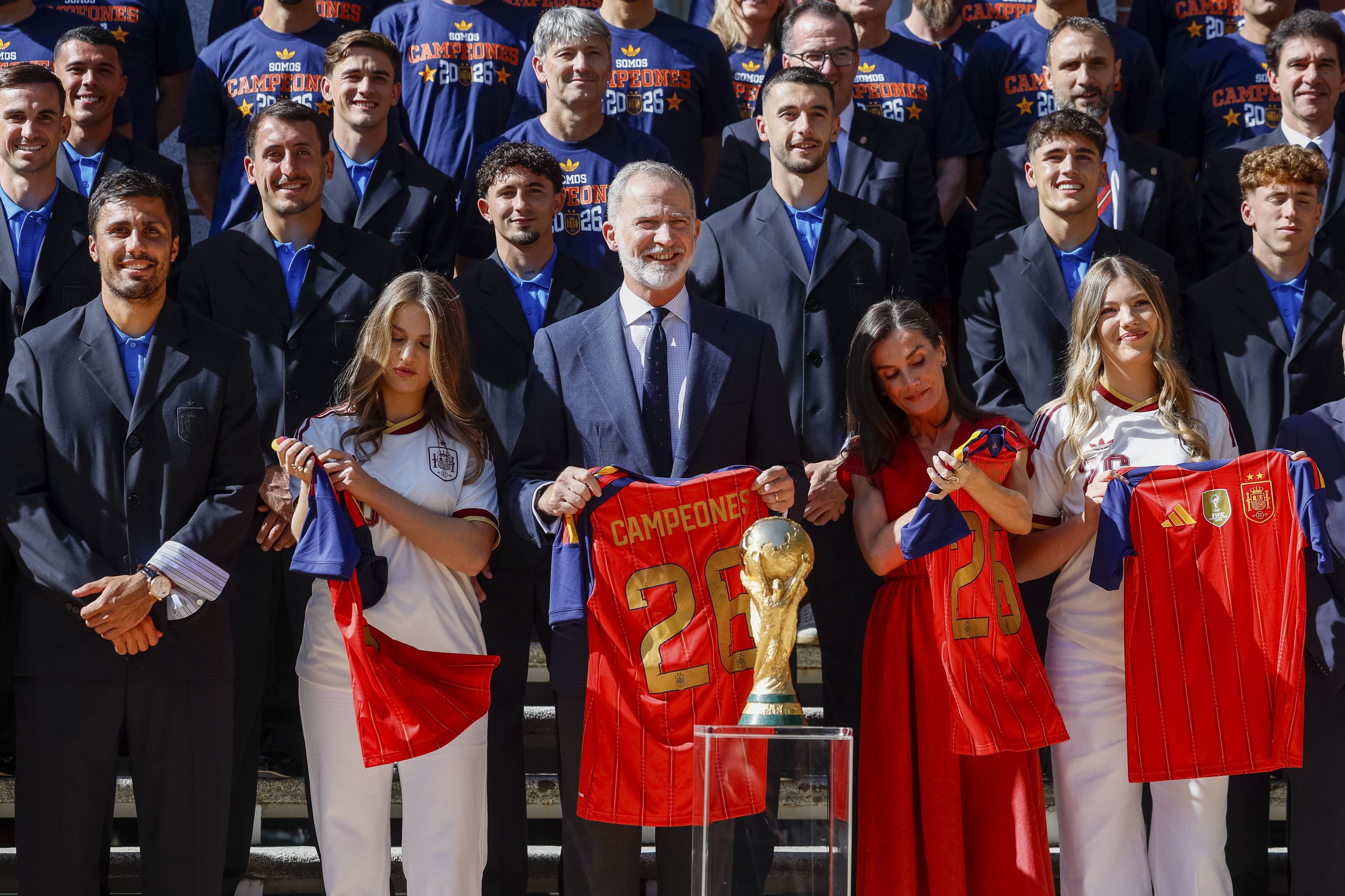 Selección española junto al rey Felipe VI, reina Letizia, princesa Leonor y la infanta Sofia. (Foto: EFE)