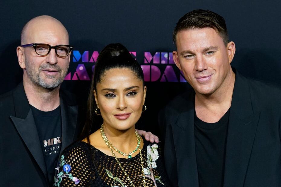 Salma Hayek presume espectacular figura, a sus 56 años, con un vestido de red negra