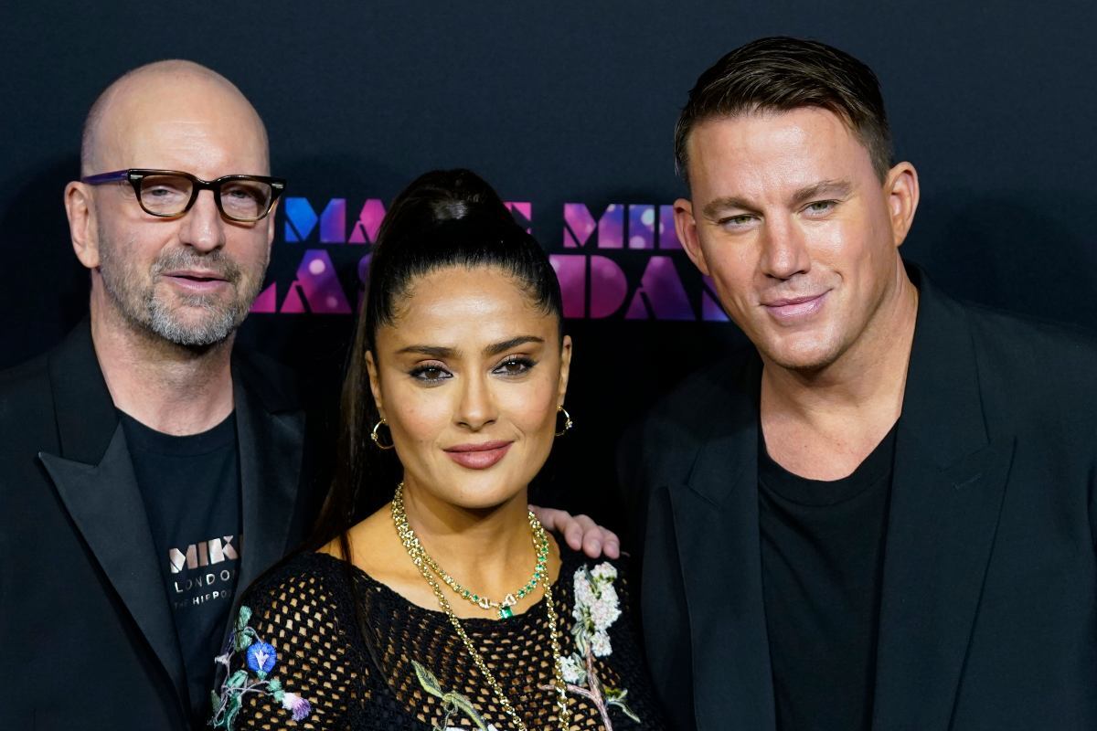 Salma Hayek presume espectacular figura, a sus 56 años, con un vestido de red negra