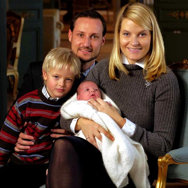 Marius Borg junto a sus papás y su hermano menor / Foto: AFP