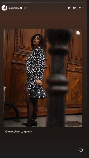 Mia Khalifa te hará temblar con un look bicolor de Louis Vuitton y Yayoi Kusama