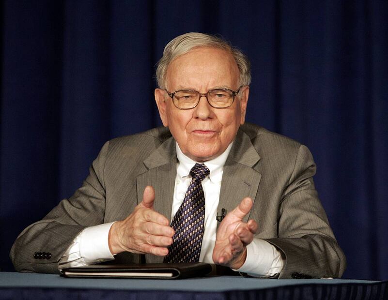 Los regalos navideños de Warren Buffett: dinero en efectivo, acciones y chocolates