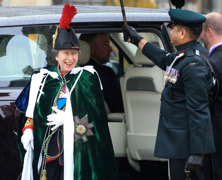 La princesa Ana tapa con su sombrero al príncipe Harry durante la coronación de Carlos III