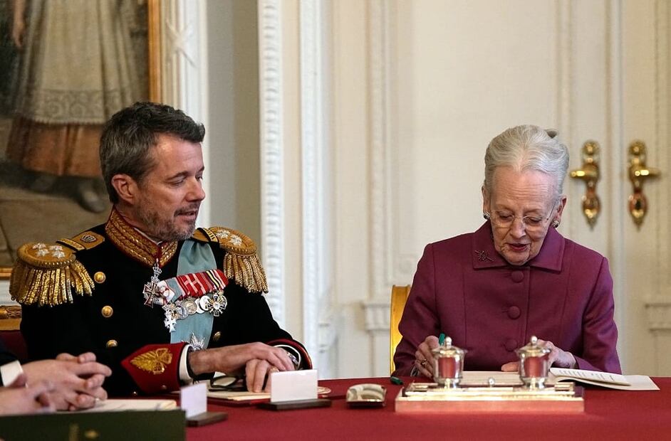 La reina Margarita firma su abdicación junto a su hijo Federico / EFE