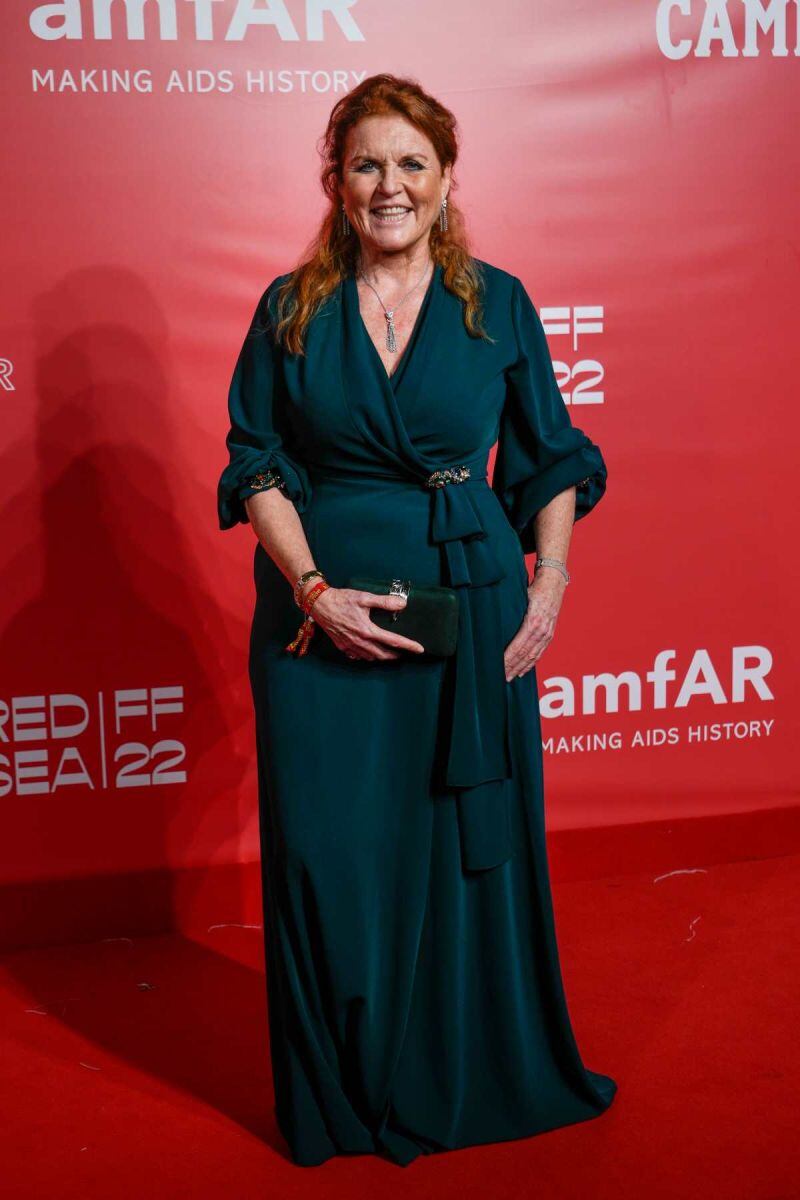 Sarah Ferguson, duquesa de York, luce elegante vestido de Reem Acra en el Festival de Venecia