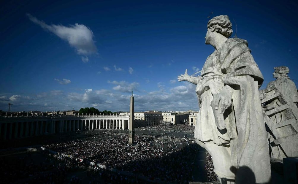 La plaza de San Pedro tras la fumata de humo blanco / Foto: Filippo Monteforte - AFP