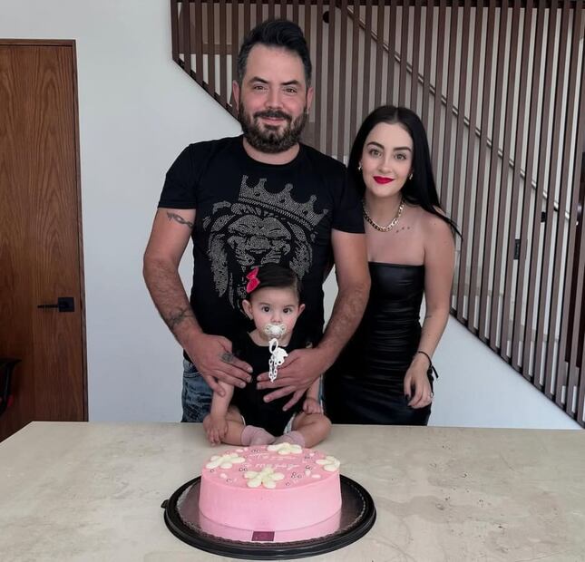 José Eduardo Derbez y Paola Dalay celebrando a Tessa / Foto: Instagram