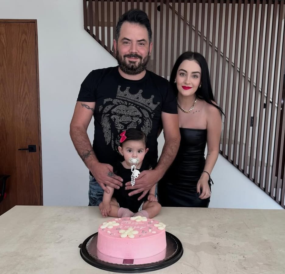 José Eduardo Derbez y Paola Dalay celebrando a Tessa / Foto: Instagram
