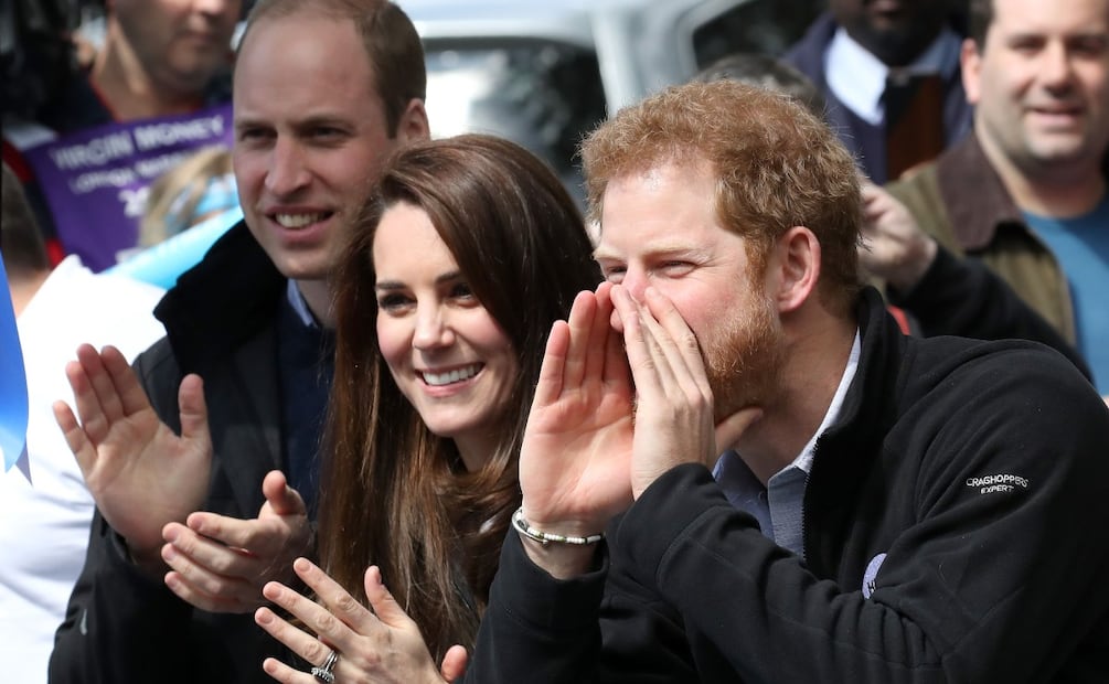 El príncipe William, su esposa Kate Middleton y  su hermano Harry / Foto: AFP