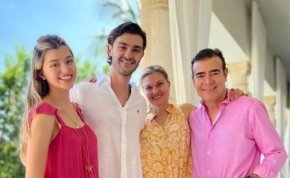 Toño Mauri junto a su esposa Carla Alemán y sus hijos Antonio y Carla Mauri Alemán / Foto: Instagram