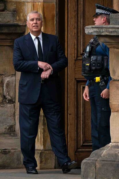 Lanzan insultos al príncipe Andrés en plena procesión fúnebre de Isabel II del Reino Unido