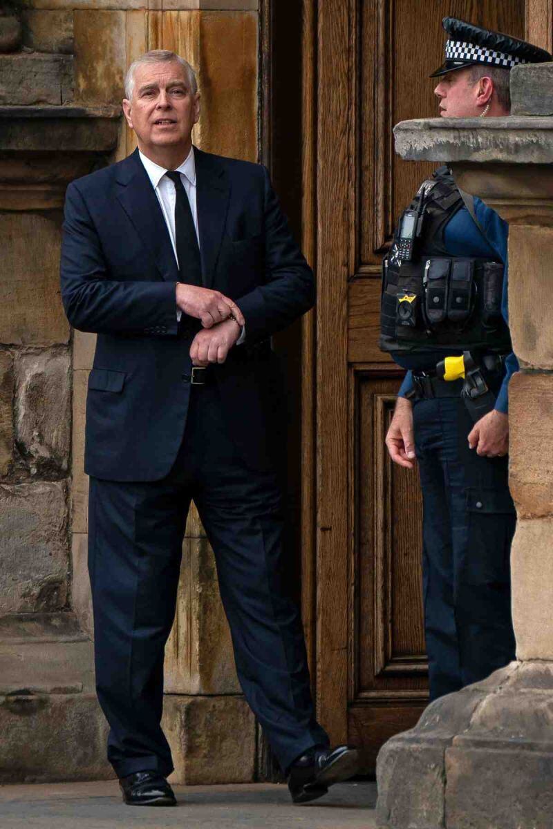 Lanzan insultos al príncipe Andrés en plena procesión fúnebre de Isabel II del Reino Unido