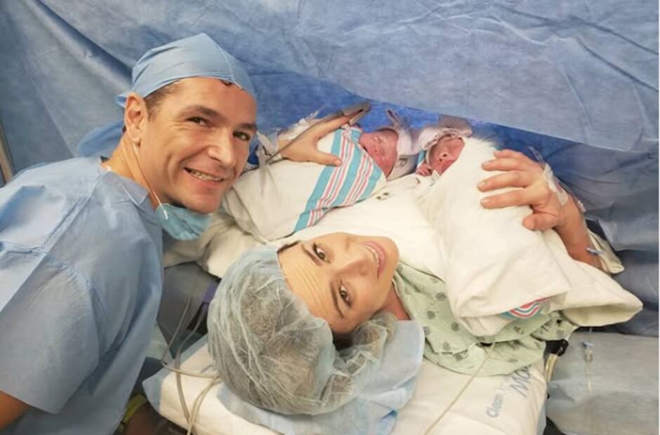 Jacky Bracamontes y Martín Fuentes con sus hijas Emi y Pau / Foto: Instagram.