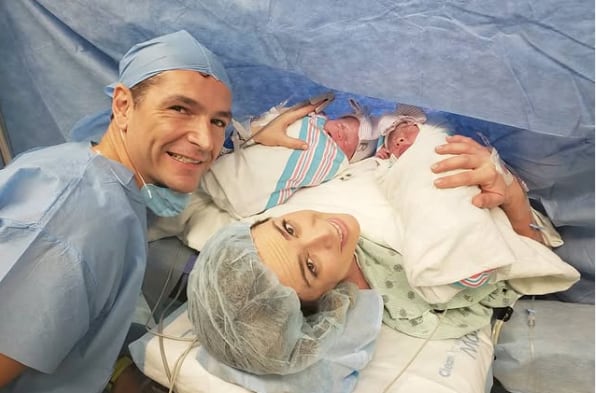 Jacky Bracamontes y Martín Fuentes con sus hijas Emi y Pau / Foto: Instagram.