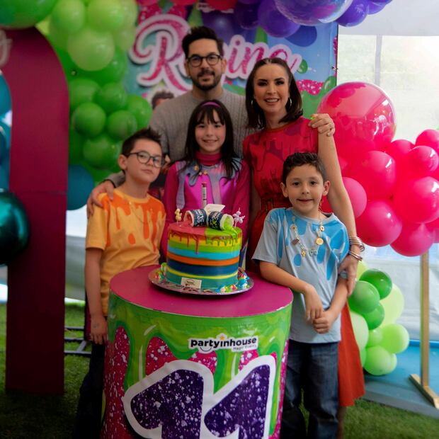 Andrea Torre junto a su familia / Foto: Especial