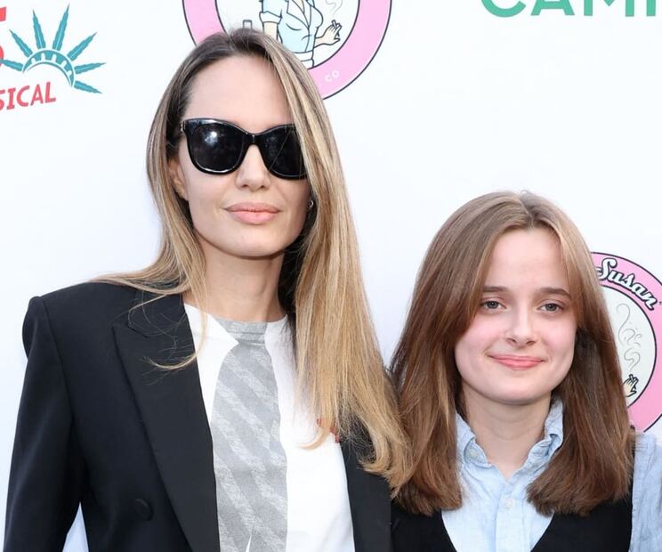 Angelina Jolie con su hija Vivienne durante la presentación del musical 'Reefer Madness' / AFP
