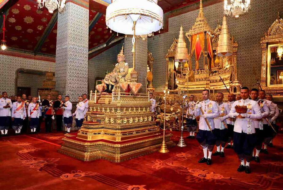 El rey de Tailandia viajó a Alemania con 30 perros ¡y hasta cargó con tesoros de templos!