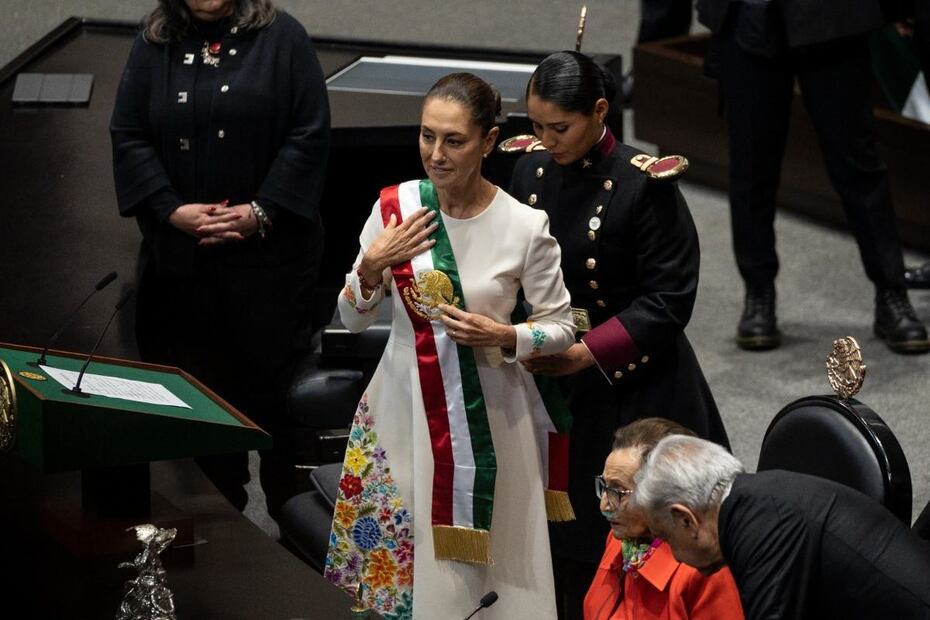 Claudia Sheinbaum vistió un elegante vestido color marfil para portar la banda presidencial / Foto: Getty Images