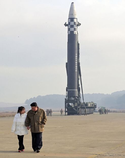 Kim Jong-un, líder de Corea del Norte, presenta a su hija durante lanzamiento de misiles