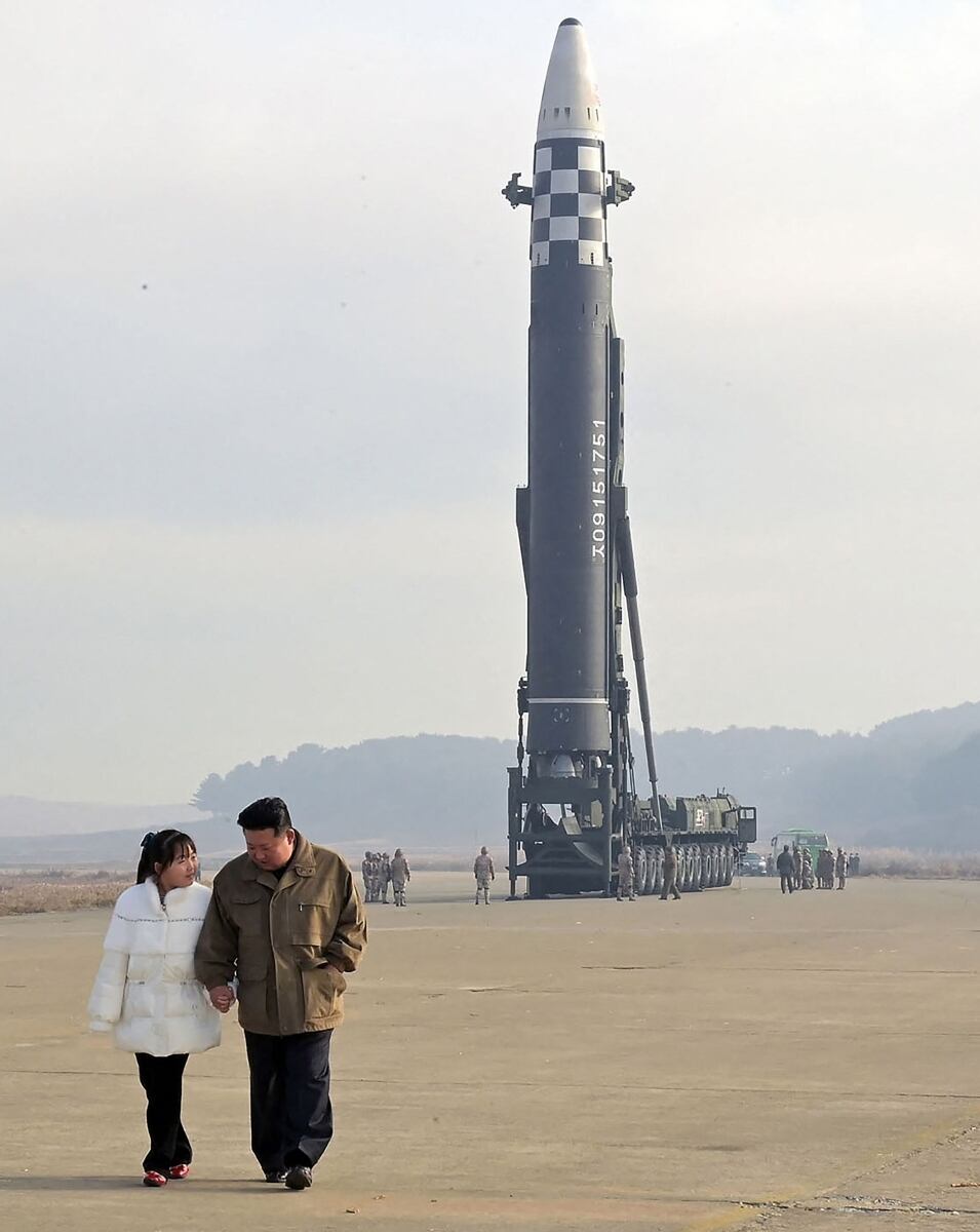 Kim Jong-un, líder de Corea del Norte, presenta a su hija durante lanzamiento de misiles
