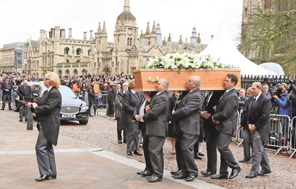 Dan último adiós a Stephen Hawking en Cambridge