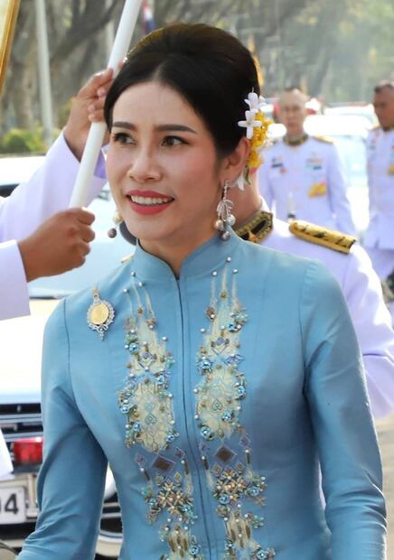 El rey de Tailandia convierte a su concubina en "reina consorte" 