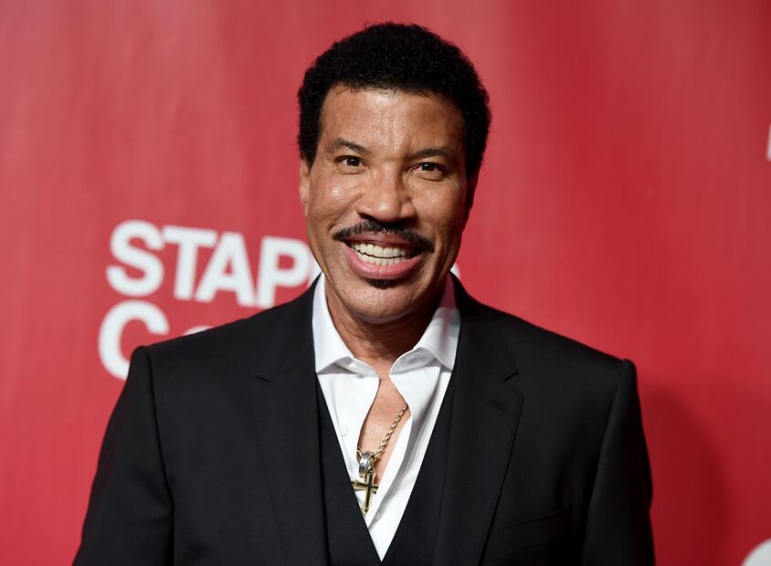 La divertida aparición de Lionel Richie junto a su hija Sofía Richie en un tutorial de maquillaje de Vogue