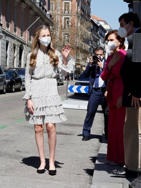 La princesa Leonor de España recicla vestido en su primer evento sola