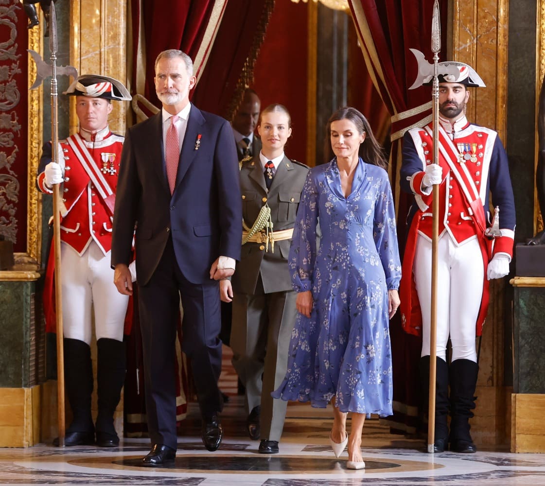 Los reyes Felipe y Letizia junto a la princesa Leonor después del desfile del Día de la Fiesta Nacional en el Palacio Real en Madrid / EFE