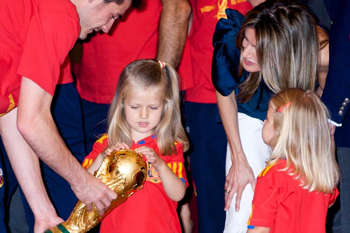 La princesa Leonor y la infanta Sofía frente a la Copa del mundo del 2010 / Foto: Getty Images