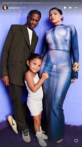 Stormi asiste a los Billboard Music Awards con un mini vestido blanco y redes tunden a Kylie Jenner