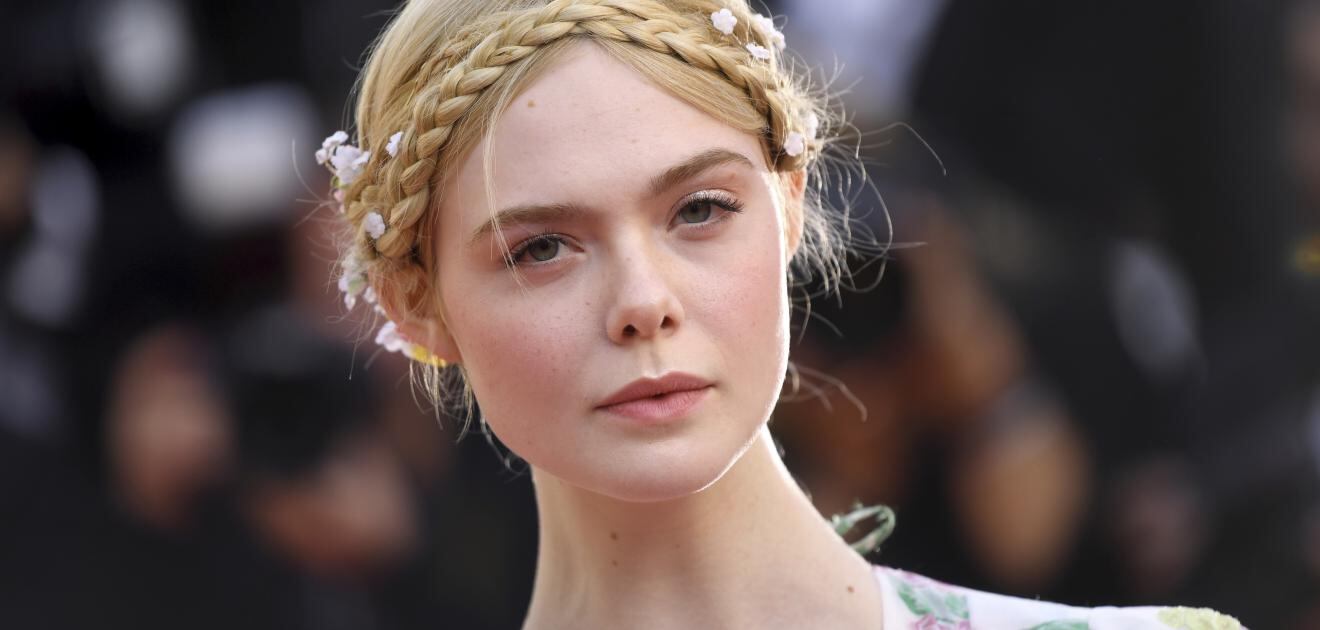 Elle Fanning se desmayó en Cannes por culpa de su ajustado vestido