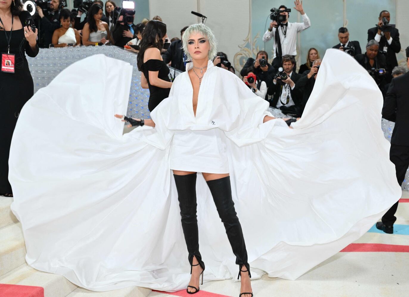 Cara Delevingne, la musa ignorada: su derroche de estilo en honor a Karl Lagerfeld