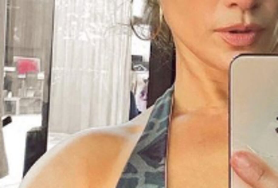 Descubren a un misterioso hombre escondido en foto de JLo