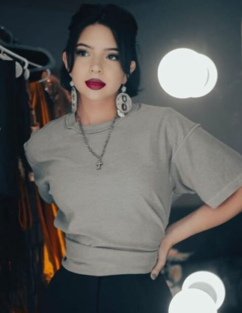 Desde hace varias semanas, Ángela luce un collar de cruz que se ha vuelto su pieza favorita / Foto: Instagram
