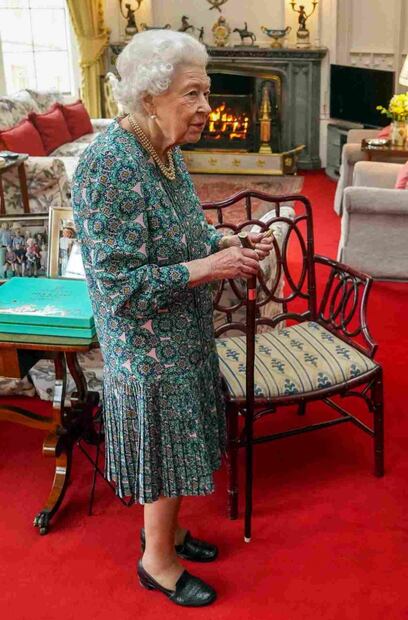 La reina Isabel II, de 95 años, da positivo a Covid-19: "tiene síntomas leves similares a los de un resfriado"