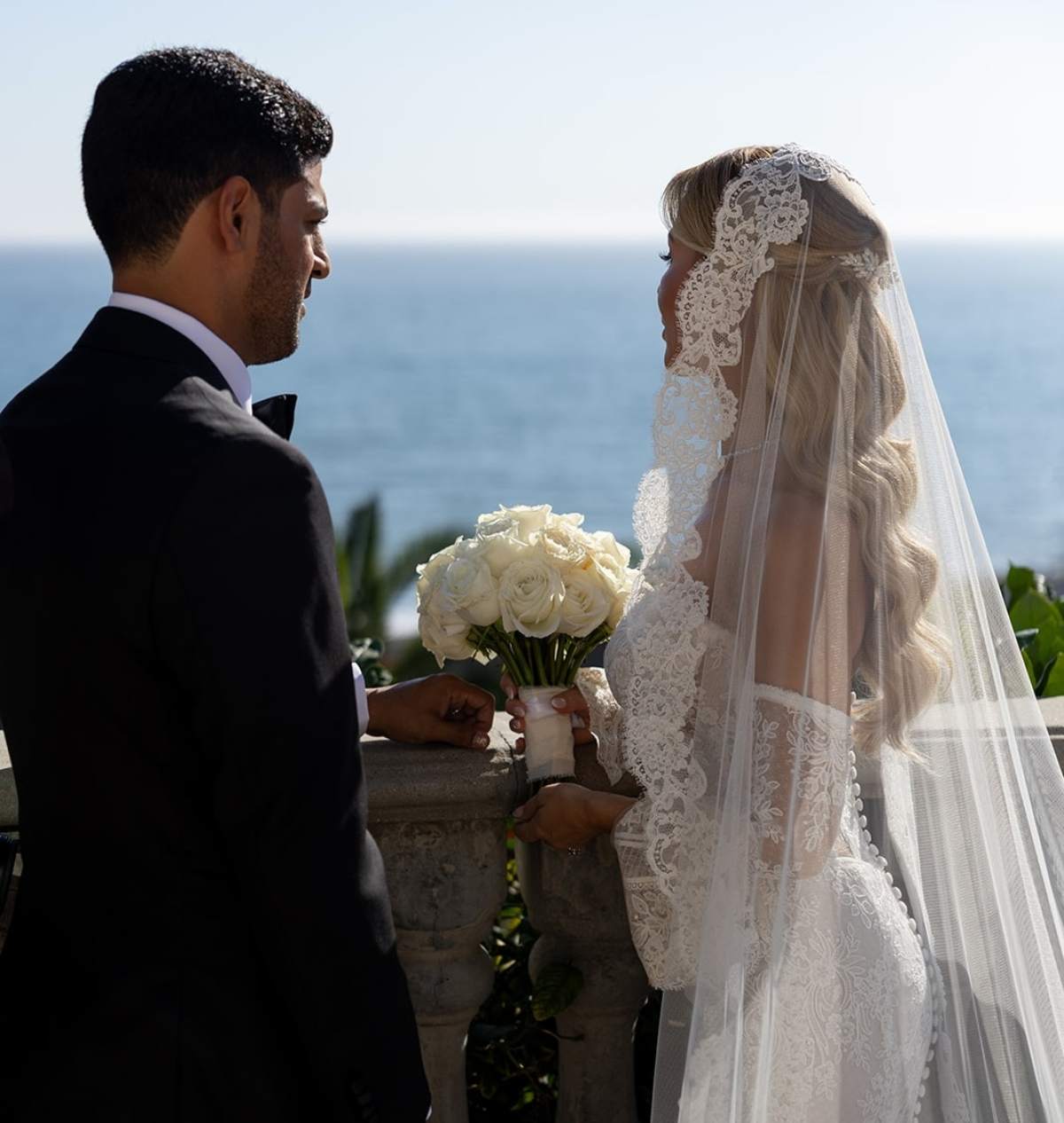 Carlos Vela y Saioa Cañibano renovaron sus votos frente al mar / Foto: Instagram @carlosv11_