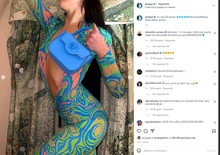 Dua Lipa se impone en un jumpsuit de Versace con escote hasta el ombligo