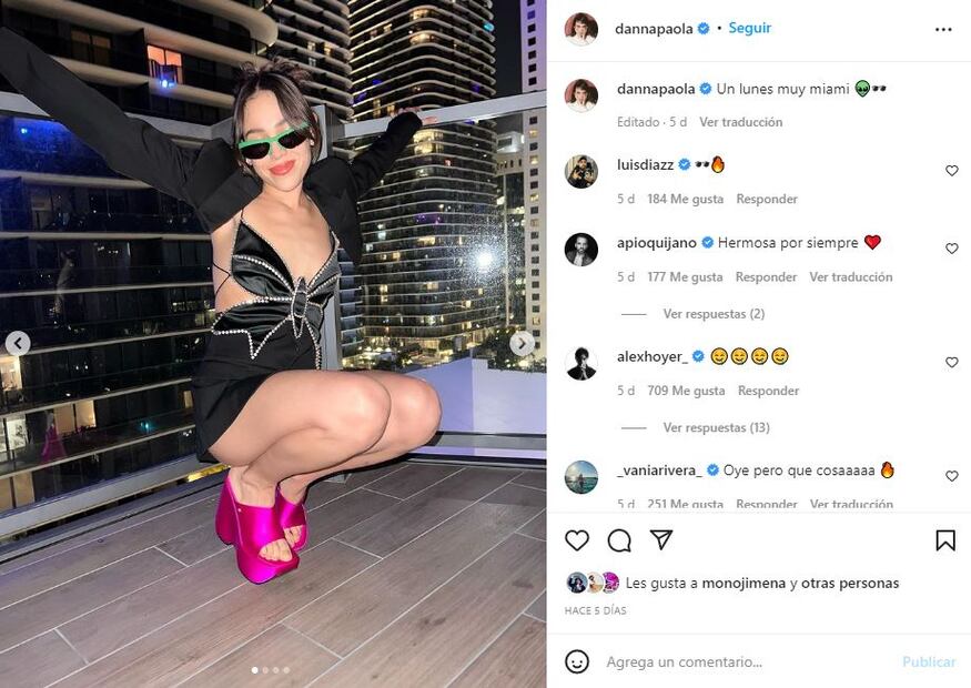 Danna Paola luce espectaculares sandalias de Versace