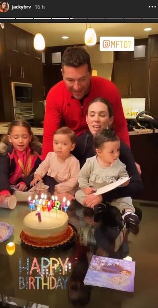 Jacky Bracamontes y Martín Fuentes celebran el primer año de Emilia y Paula en la playa y la nieve 