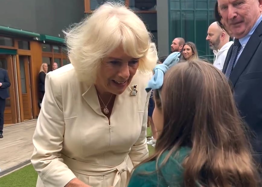 La reina camila intercambia algunas palabras con la pequeña / Foto: Instagram