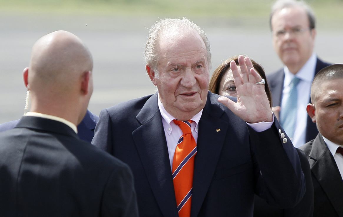 El rey Juan Carlos de España abandona su país tras escándalos